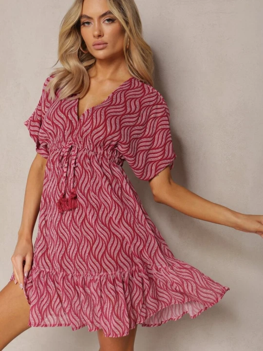 Zdjęcie produktu Czerwona Mini Sukienka z Falbanką o Fasonie Nietoperza z Trójkątnym Dekoltem i Troczkami Beinnase R&f Fashion