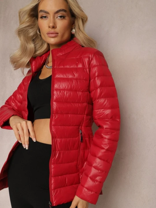 Zdjęcie produktu Czerwona Przejściowa Kurtka Pikowana z Zasuwanymi Kieszeniami Asethalia J.style