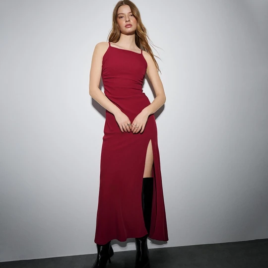 Zdjęcie produktu Czerwona sukienka maxi bodycone z marszczeniem na plecach House mahoniowy