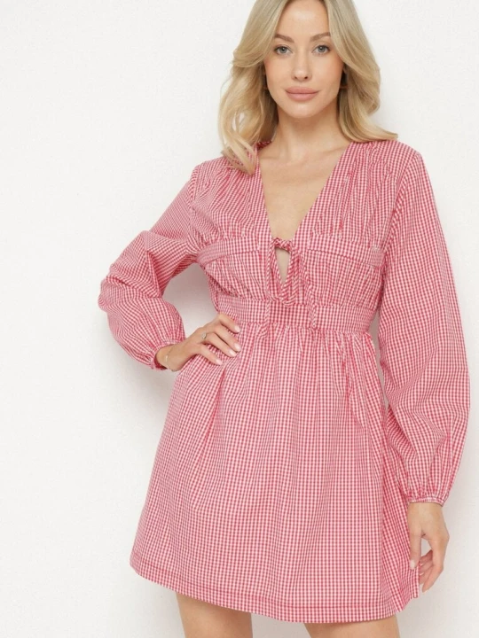 Zdjęcie produktu Czerwona Sukienka w Drobną Kratkę z Wiązaniem Przy Dekolcie Noemis Retro & Icone
