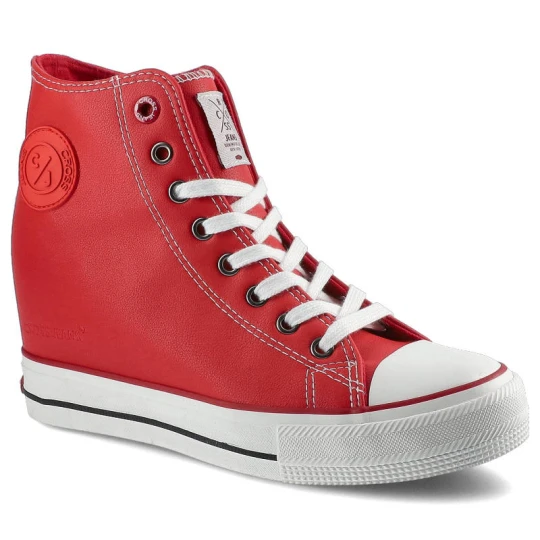 Zdjęcie produktu Sneakersy damskie Cross Jeans, Wykonane z wysokiej jakości materiału syntetycznego z gładką cholewką klasycznym wycięciem sznurowanym zapięciem oraz czerwony