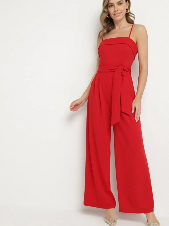 Zdjęcie produktu Czerwony Kombinezon Ozdobiony Paskiem z Szerokimi Nogawkami Deolise New Collection
