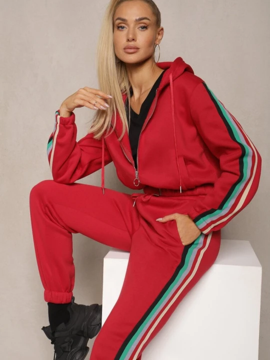 Zdjęcie produktu Czerwony Komplet Dresowy z Kolorowym Lampasem Bluza z Kapturem i Spodnie Joggery Nevarielles
