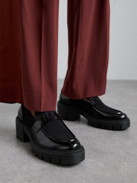 Zdjęcie produktu Czółenka na platformie Stuart Weitzman czarny