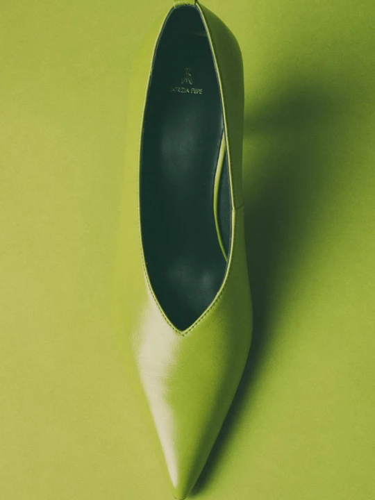 Zdjęcie produktu Czółenka New Minimal Shape z lakierowanej skóry Patrizia Pepe żółty