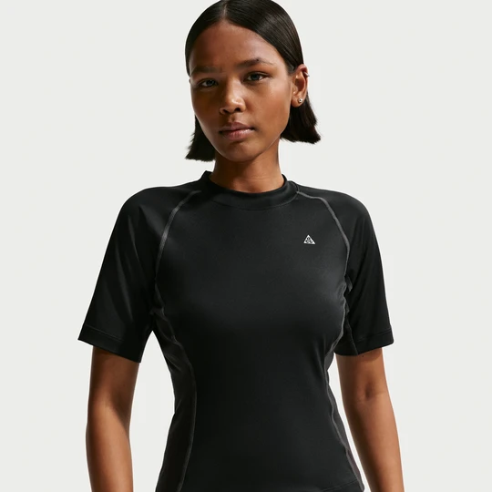 Zdjęcie produktu Damska bielizna termoaktywna z krótkim rękawem Dri-FIT Nike ACG „Wildsee” - Czerń