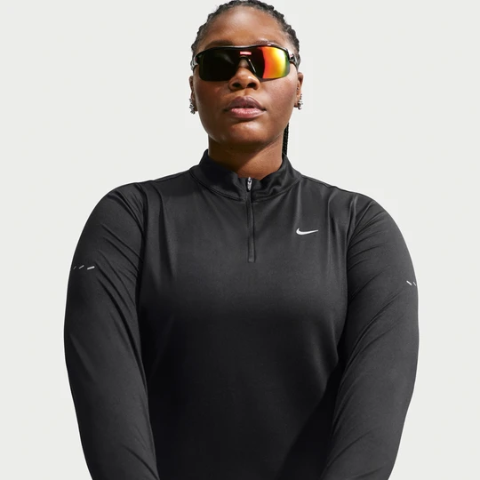 Zdjęcie produktu Damska bluza do biegania z zamkiem 1 / 4 Dri-FIT UV Nike Swift (duże rozmiary) - Czerń