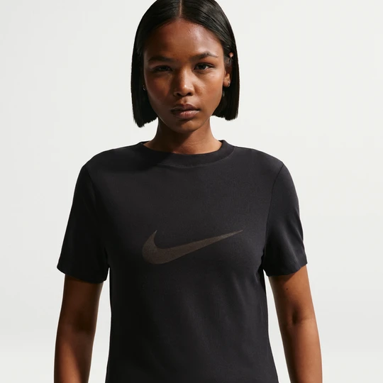 Zdjęcie produktu Damska dopasowana koszulka Nike z krótkim rękawem i logo z efektem wypalenia - Czerń