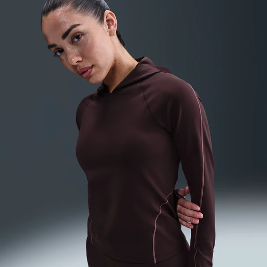 Zdjęcie produktu Damska dopasowana koszulka z długim rękawem i kapturem Dri-FIT Nike Universa - Czerwony