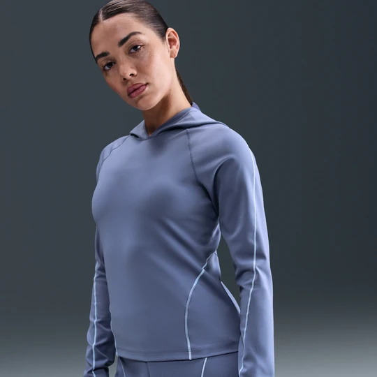 Zdjęcie produktu Damska dopasowana koszulka z długim rękawem i kapturem Dri-FIT Nike Universa - Niebieski