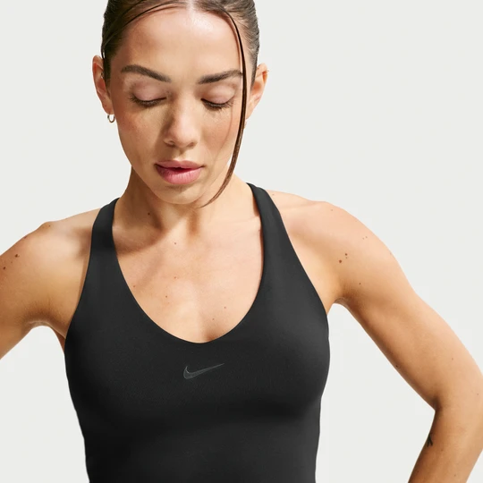 Zdjęcie produktu Damska koszulka bez rękawów lub stanik sportowy z wkładkami i średnim wsparciem Nike Universa - Czerń