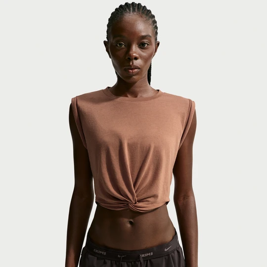Zdjęcie produktu Damska koszulka bez rękawów o skróconym kroju i skręconej strukturze NikeSKIMS Performance Cotton Blend - Brązowy