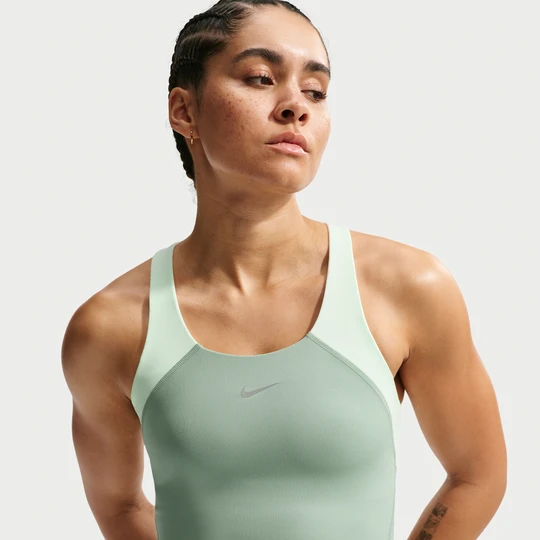 Zdjęcie produktu Damska koszulka bez rękawów o skróconym kroju ze stanikiem sportowym zapewniającym średnie wsparcie Nike Tempo - Zieleń