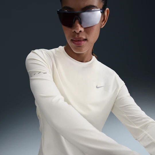 Zdjęcie produktu Damska koszulka do biegania chroniąca przed promieniowaniem UV z długim rękawem i półokrągłym dekoltem Dri-FIT Nike Swift - Biel