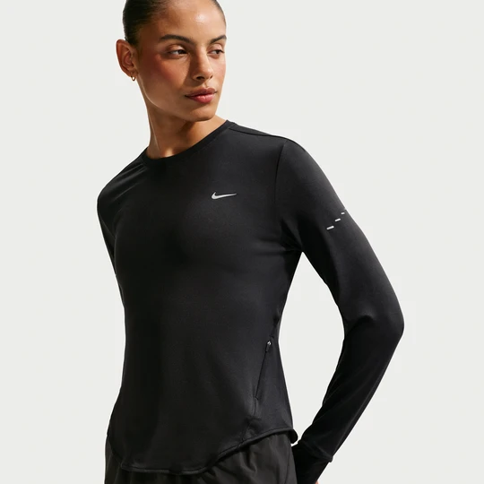 Zdjęcie produktu Damska koszulka do biegania chroniąca przed promieniowaniem UV z długim rękawem i półokrągłym dekoltem Dri-FIT Nike Swift - Czerń