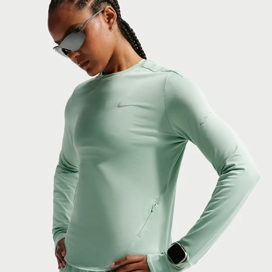 Zdjęcie produktu Damska koszulka do biegania chroniąca przed promieniowaniem UV z długim rękawem i półokrągłym dekoltem Dri-FIT Nike Swift - Zieleń