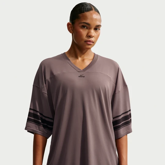 Zdjęcie produktu Damska koszulka o kroju oversize z dekoltem w kształcie litery V NikeSKIMS Stretch Knit - Brązowy