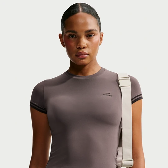 Zdjęcie produktu Damska koszulka o skróconym kroju z okrągłym dekoltem NikeSKIMS Stretch Knit - Brązowy