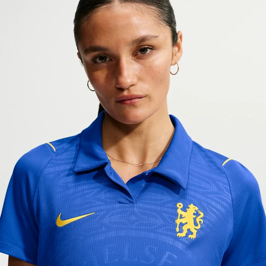 Zdjęcie produktu Damska koszulka piłkarska Nike Dri-FIT Chelsea F.C. Stadium 2026/27 (wersja domowa) – replika - Niebieski