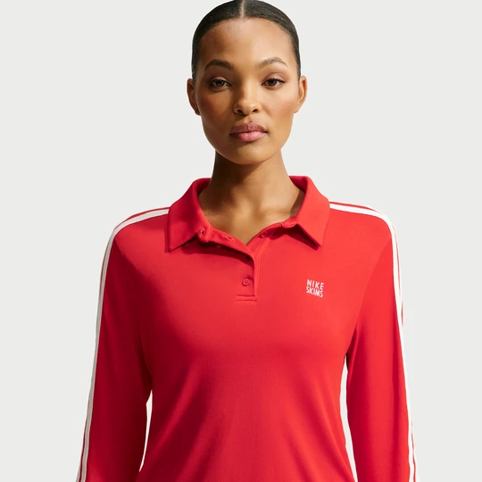Zdjęcie produktu Damska koszulka polo z długim rękawem NikeSKIMS Stretch Knit - Czerwony