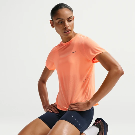 Zdjęcie produktu Damska koszulka z krótkim rękawem do biegania Dri-FIT Nike Swift Breathe - Pomarańczowy