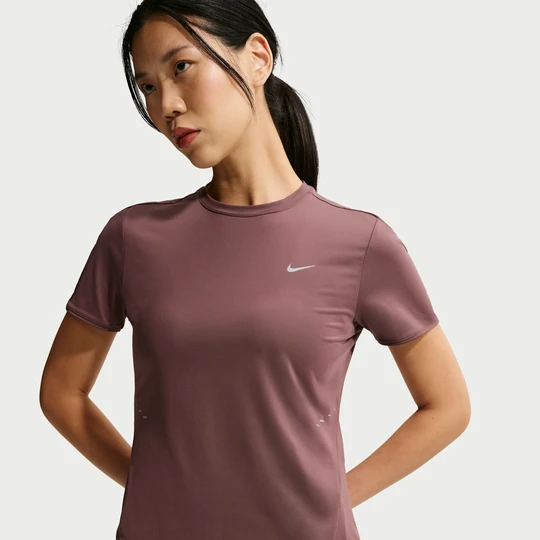 Zdjęcie produktu Damska koszulka z krótkim rękawem do biegania Dri-FIT Nike Swift - Fiolet