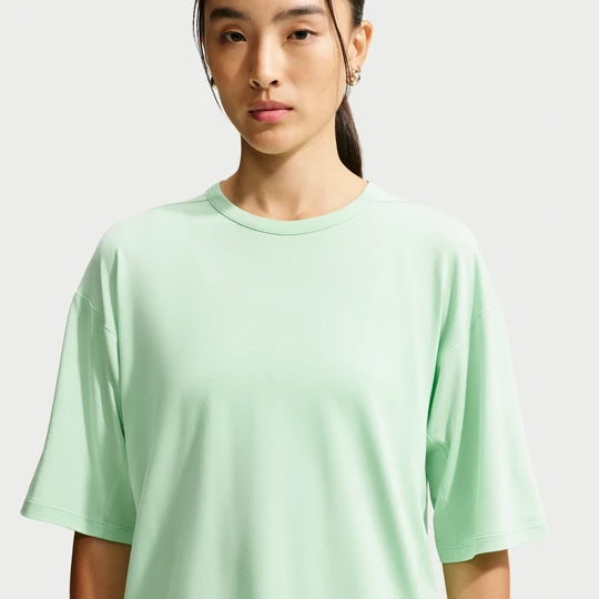 Zdjęcie produktu Damska koszulka z krótkim rękawem Dri-FIT Nike 24.7 ImpossiblySoft Light - Zieleń
