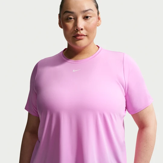 Zdjęcie produktu Damska koszulka z krótkim rękawem Dri-FIT Nike One Classic (duże rozmiary) - Fiolet