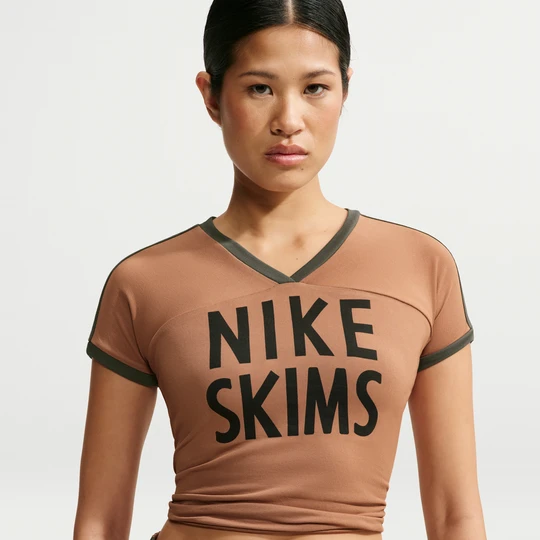 Zdjęcie produktu Damska koszulka z krótkim rękawem i dekoltem w kształcie litery V NikeSKIMS Stretch Knit - Brązowy