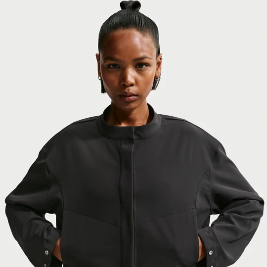 Zdjęcie produktu Damska krótka kurtka o luźnym kroju Dri-FIT Nike 24.7 PerfectStretch - Czerń