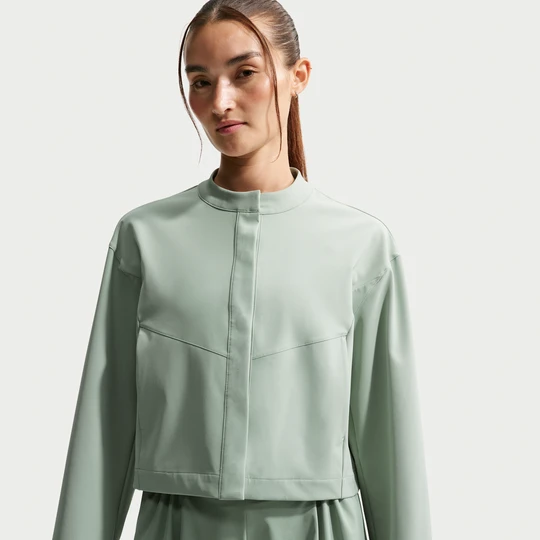 Zdjęcie produktu Damska krótka kurtka o luźnym kroju Dri-FIT Nike 24.7 PerfectStretch - Zieleń