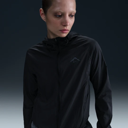 Zdjęcie produktu Damska kurtka do biegania Repel Nike Trail - Czerń