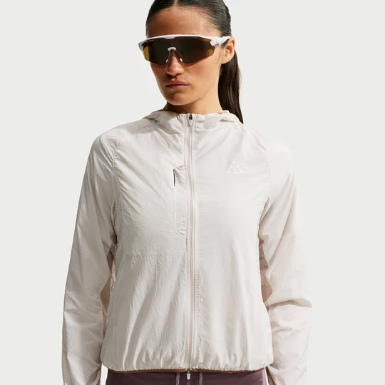 Zdjęcie produktu Damska kurtka do biegania w terenie z ochroną przed promieniowaniem UV ACG „Aireez” - Brązowy Nike