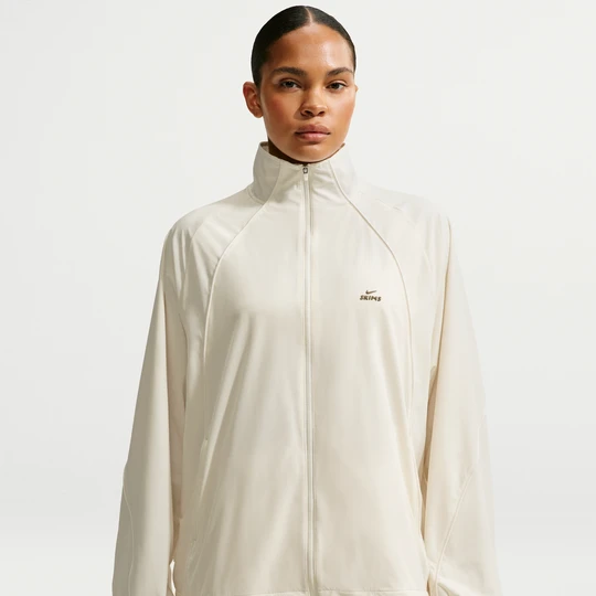 Zdjęcie produktu Damska kurtka o kroju oversize NikeSKIMS Stretch Nylon - Biel