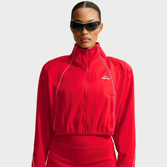 Zdjęcie produktu Damska kurtka o skróconym kroju NikeSKIMS Crunchy Nylon - Czerwony