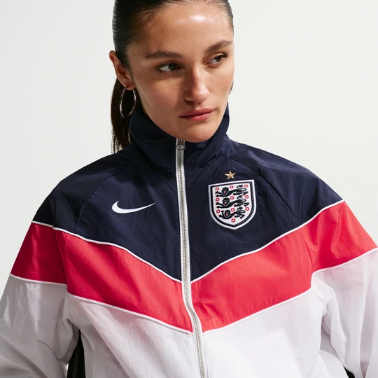 Zdjęcie produktu Damska kurtka piłkarska z tkaniny z ochroną przed promieniowaniem UV Nike Anglia Windrunner - Biel