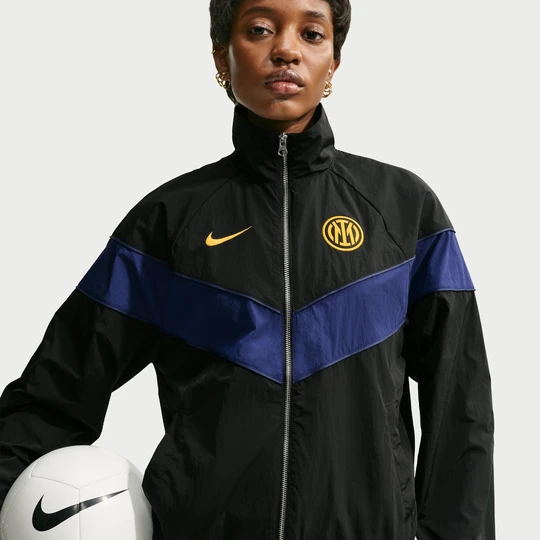 Zdjęcie produktu Damska kurtka piłkarska z tkaniny z ochroną przed promieniowaniem UV Nike Inter Mediolan Windrunner - Czerń