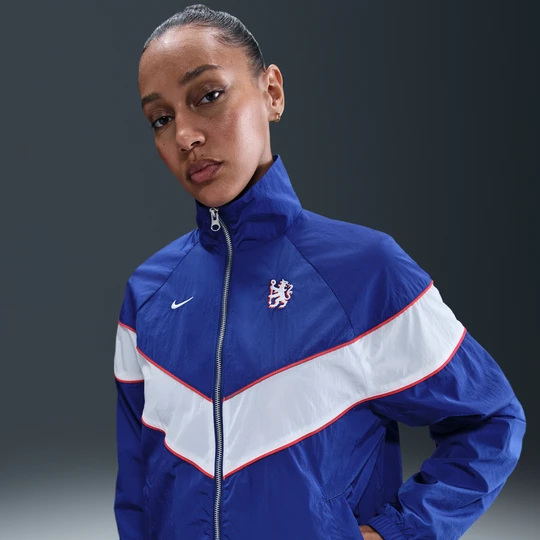 Zdjęcie produktu Damska kurtka piłkarska z tkaniny z zamkiem na całej długości i ochroną przed promieniowaniem UV Nike Chelsea F.C. Windrunner - Niebieski