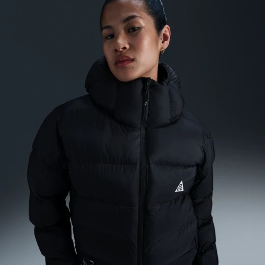 Zdjęcie produktu Damska kurtka z kapturem o luźnym kroju Therma-FIT ADV Nike ACG „Lunar Lake” PrimaLoft® - Czerń
