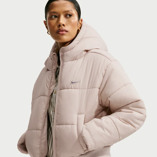 Zdjęcie produktu Damska kurtka z kapturem o luźnym kroju Therma-FIT Nike Classic Puffer - Brązowy