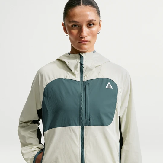 Zdjęcie produktu Damska kurtka z ochroną przed promieniowaniem UV Nike ACG „Five Towers” - Zieleń