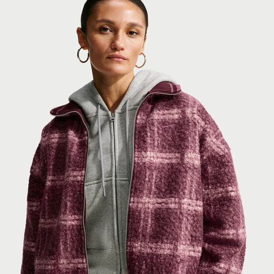 Zdjęcie produktu Damska kurtka z puchatej dzianiny w kratę o kroju oversize Nike - Fiolet