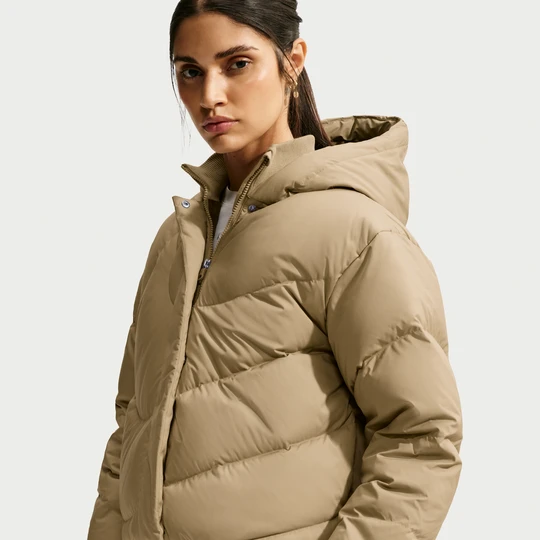 Zdjęcie produktu Damska luźna kurtka puchowa z kapturem Storm-FIT z serii Nike Swoosh - Brązowy