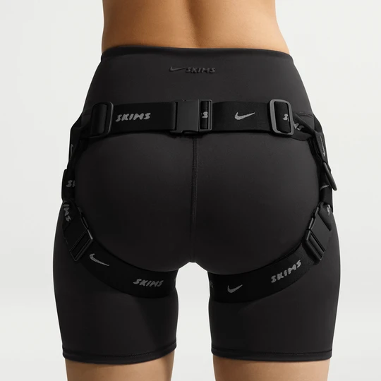 Zdjęcie produktu Damska nerka NikeSKIMS - Czerń