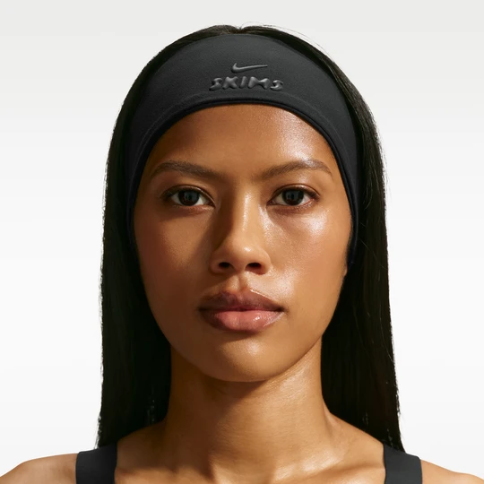 Zdjęcie produktu Damska opaska na głowę Dri-FIT NikeSKIMS - Czerń