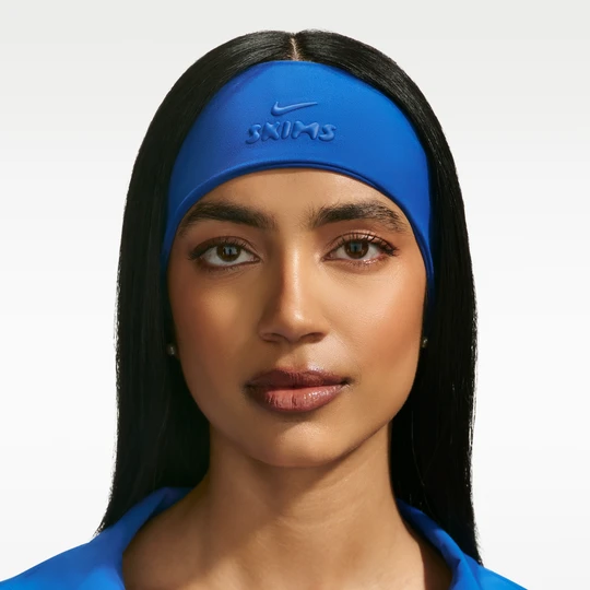 Zdjęcie produktu Damska opaska na głowę Dri-FIT NikeSKIMS - Niebieski