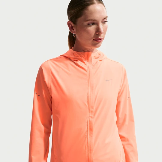 Zdjęcie produktu Damska pakowalna kurtka do biegania Repel Nike Swift - Pomarańczowy