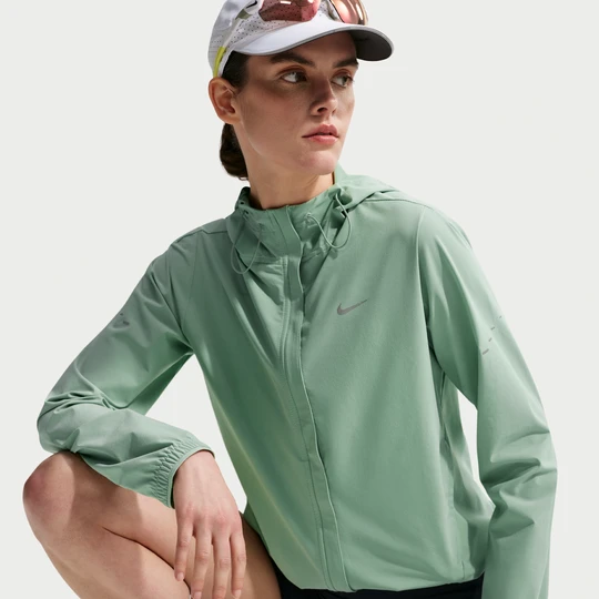 Zdjęcie produktu Damska pakowalna kurtka do biegania Repel Nike Swift - Zieleń