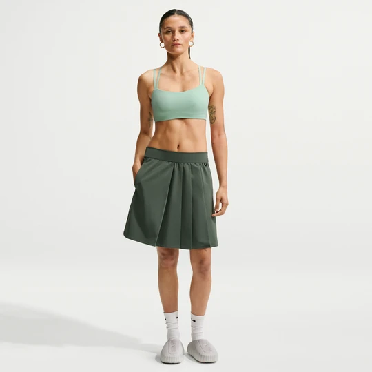 Zdjęcie produktu Damska plisowana spódnica z wysokim stanem z ochroną przed promieniowaniem UV Dri-FIT Nike 24.7 PerfectStretch - Zieleń