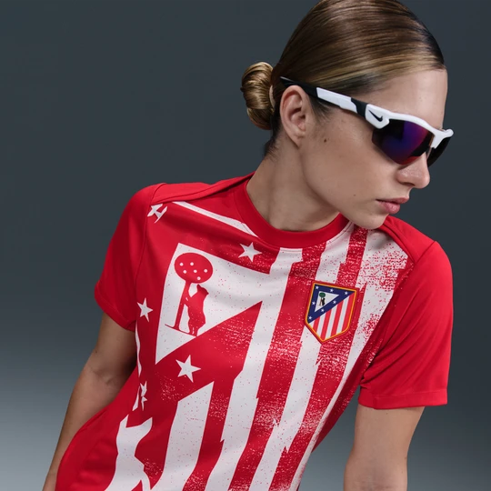 Zdjęcie produktu Damska przedmeczowa koszulka piłkarska z krótkim rękawem Nike Dri-FIT Atlético Madryt Academy Pro - Czerwony